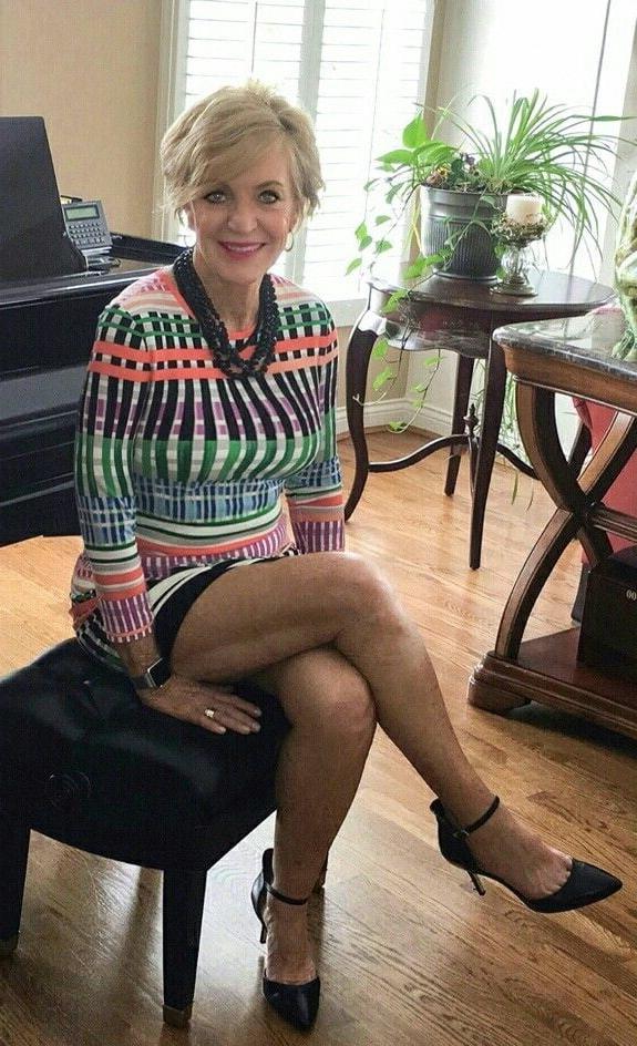 25P sexy mature legs