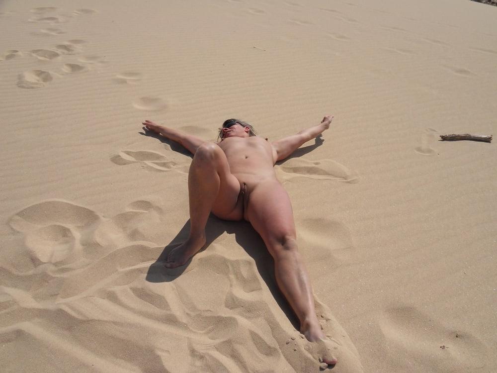 25P Slutty Milf Lisa Flashing At The Beach