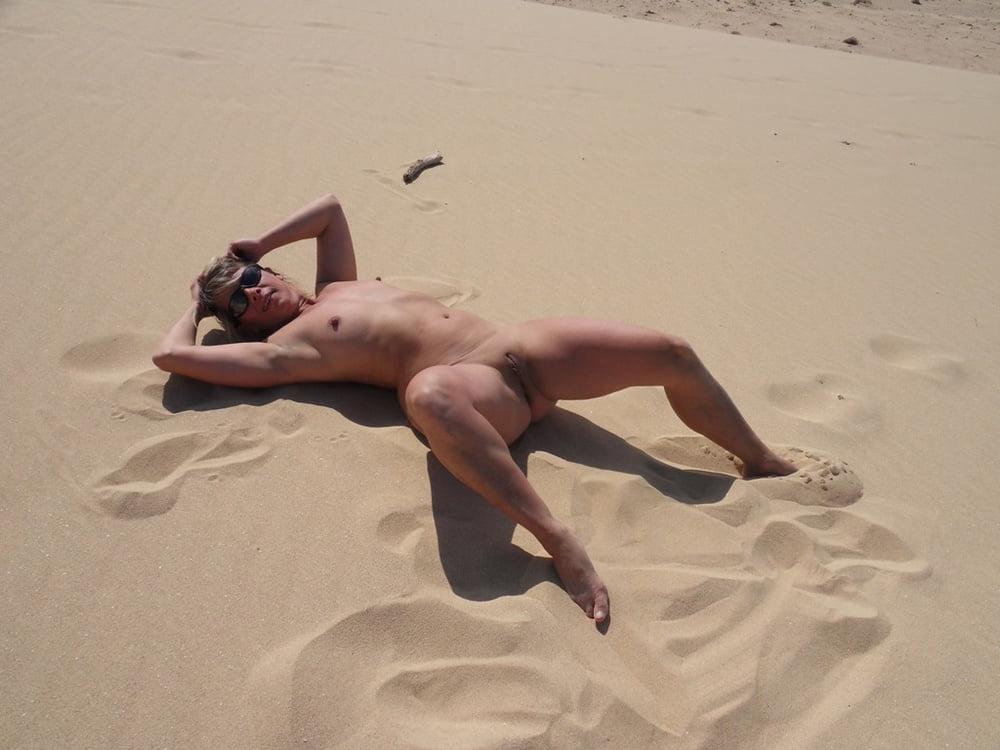 25P Slutty Milf Lisa Flashing At The Beach