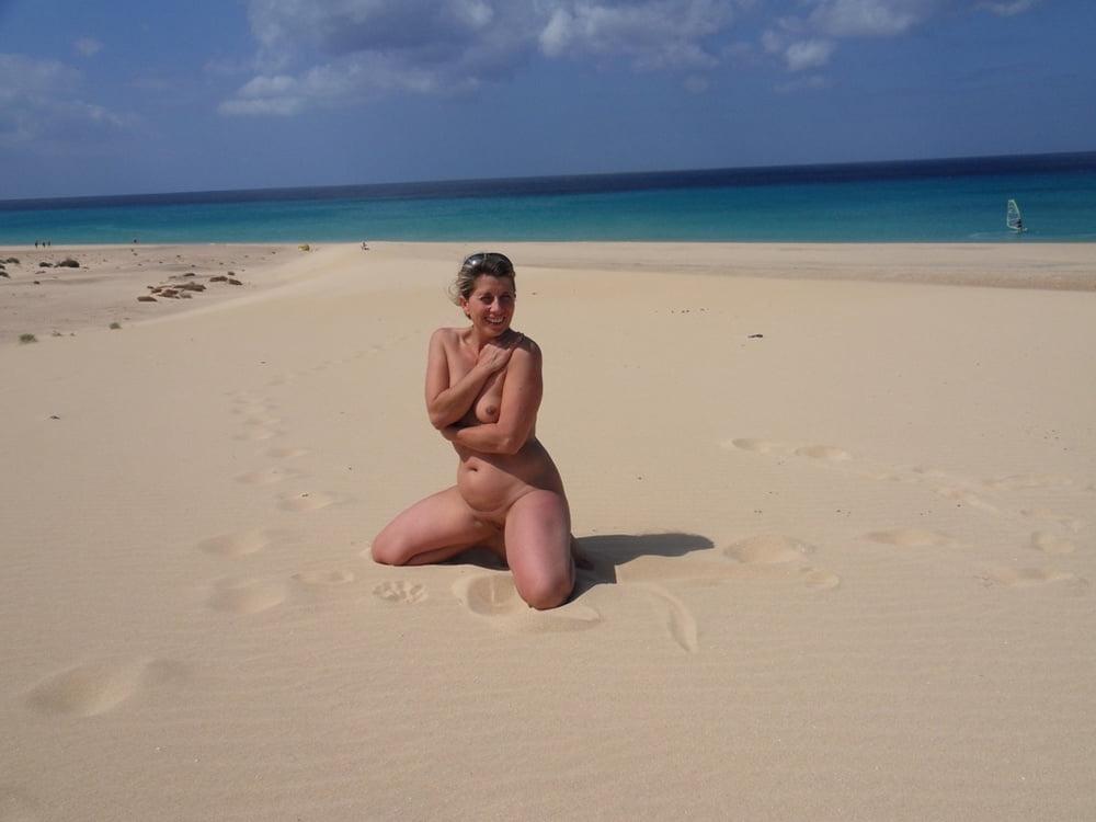 25P Slutty Milf Lisa Flashing At The Beach