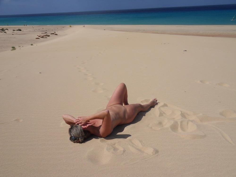 25P Slutty Milf Lisa Flashing At The Beach