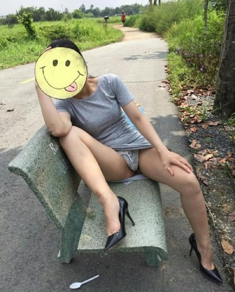 15P Chinese milf flashing in public