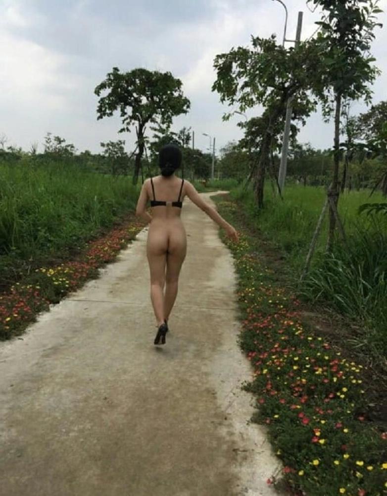 15P Chinese milf flashing in public