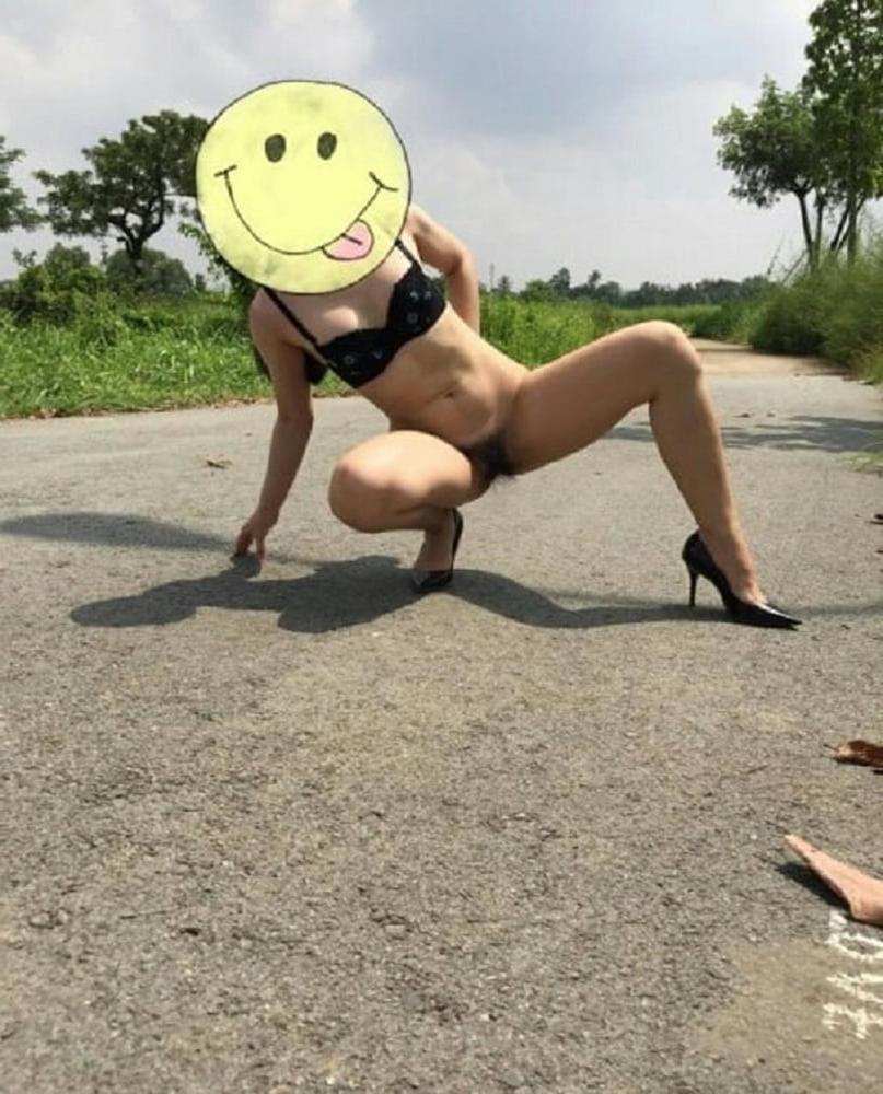 15P Chinese milf flashing in public