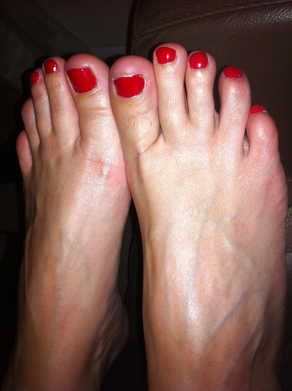16P I worship her feet