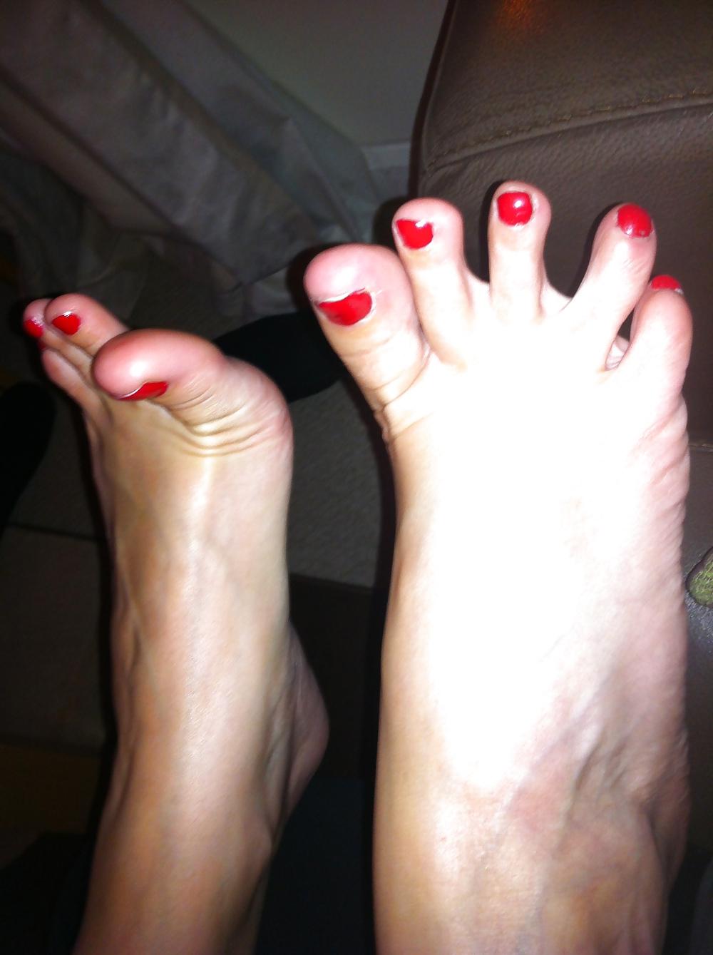 16P I worship her feet