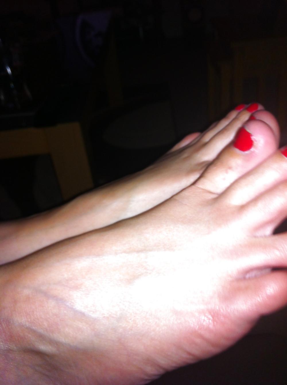 16P I worship her feet
