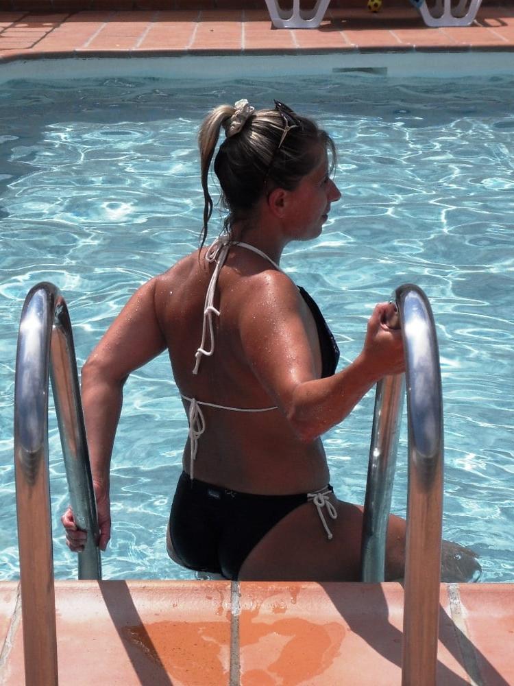 13P Die versaute MILF Lisa blinkt am Pool