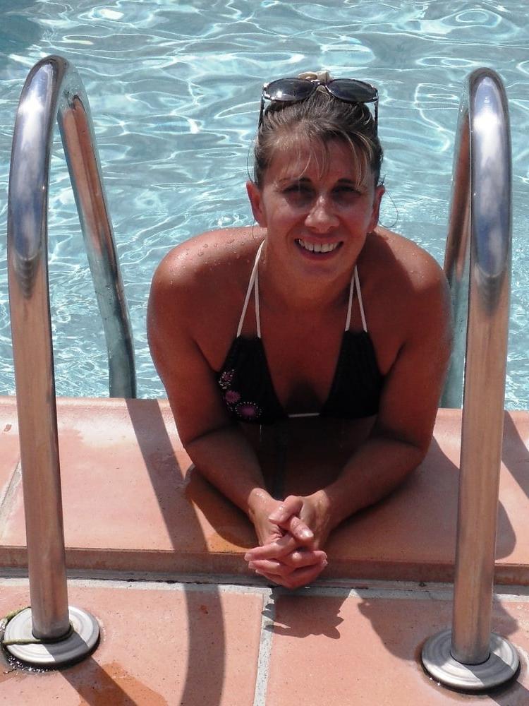 13P Die versaute MILF Lisa blinkt am Pool