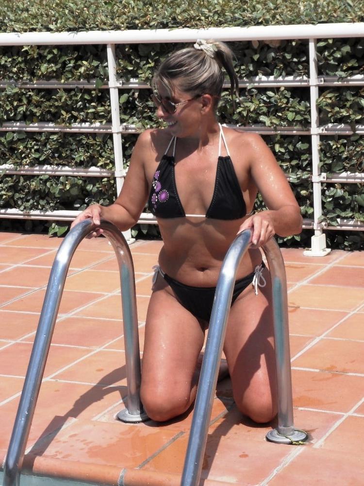 13P Die versaute MILF Lisa blinkt am Pool