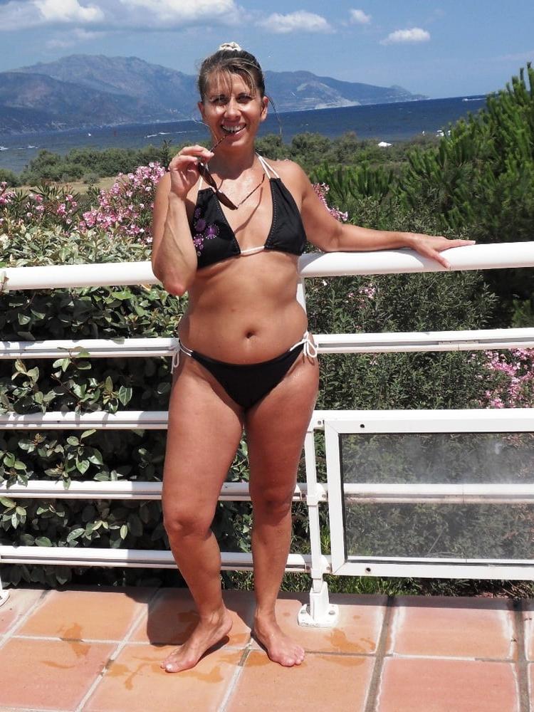 13P Die versaute MILF Lisa blinkt am Pool