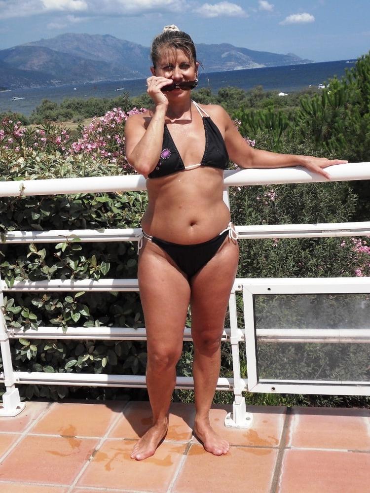 13P Die versaute MILF Lisa blinkt am Pool