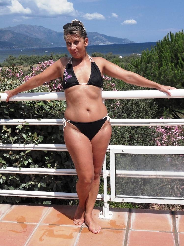 13P Die versaute MILF Lisa blinkt am Pool