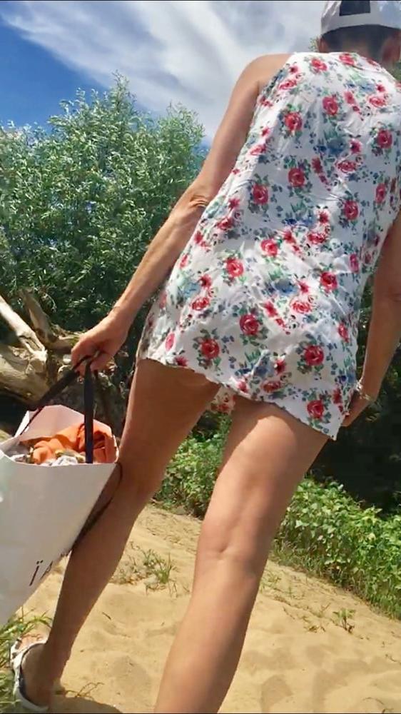 25P Sous la robe exhib nue flashing