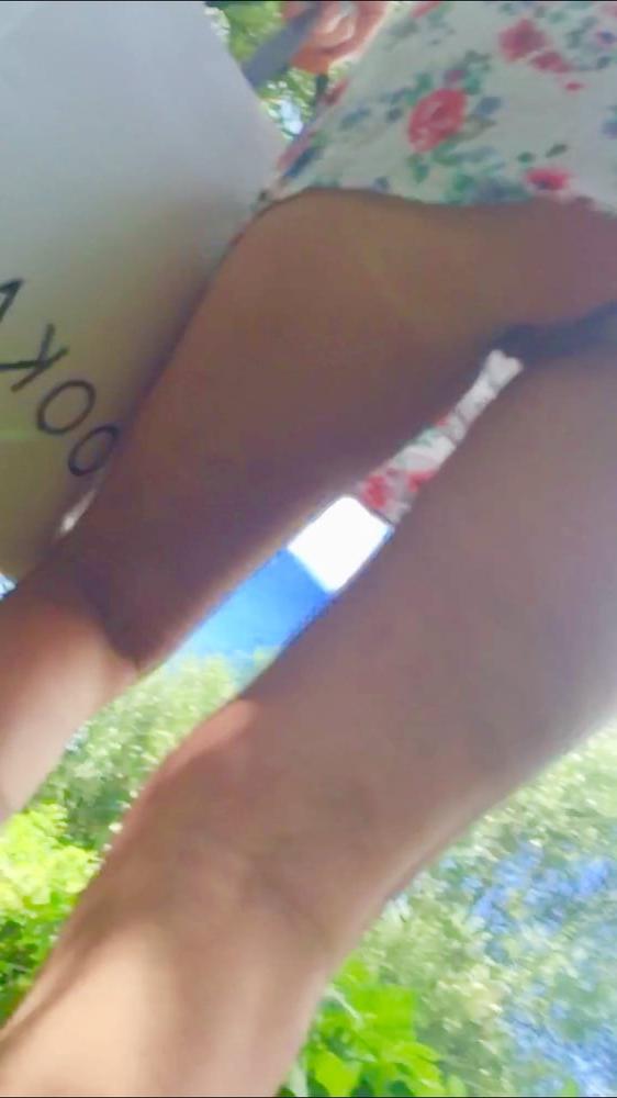 25P Sous la robe exhib nue flashing
