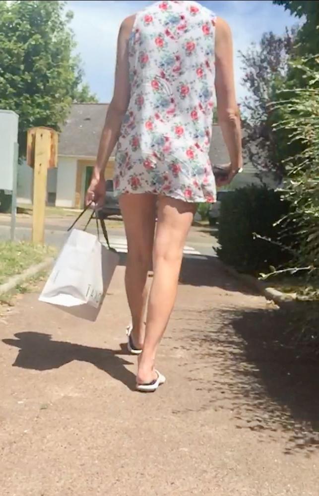 25P Sous la robe exhib nue flashing