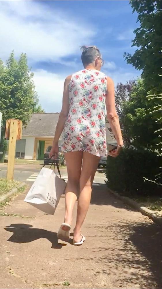 25P Sous la robe exhib nue flashing