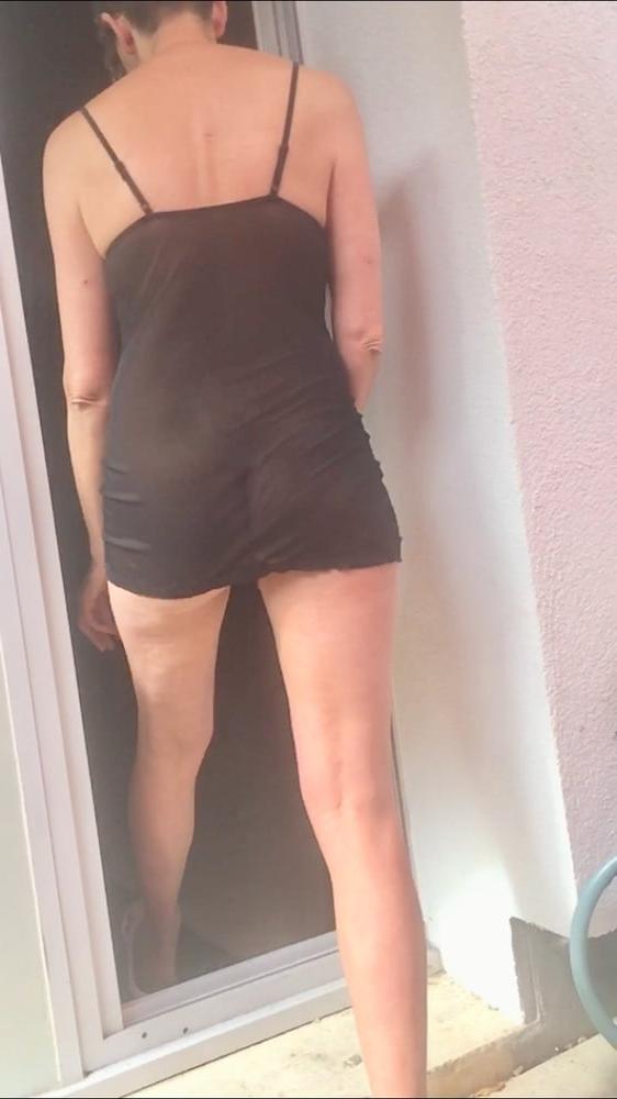 25P Sous la robe exhib nue flashing