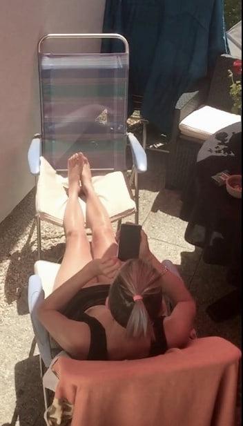 25P Sous la robe exhib nue flashing