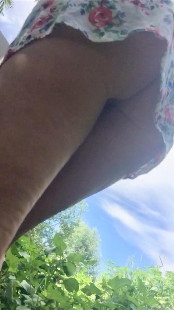 25P Sous la robe exhib nue flashing