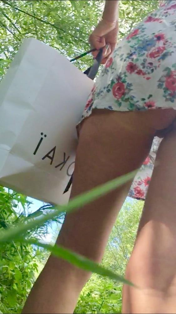 25P Sous la robe exhib nue flashing