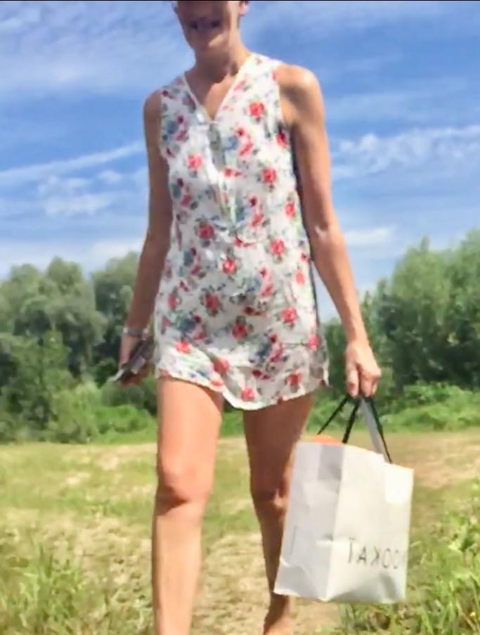 25P Sous la robe exhib nue flashing