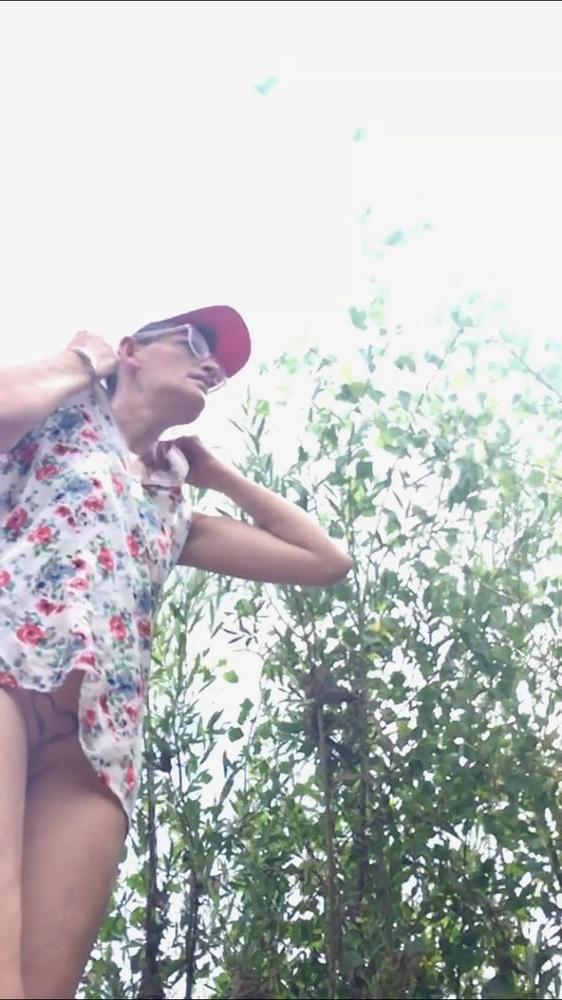 25P Sous la robe exhib nue flashing