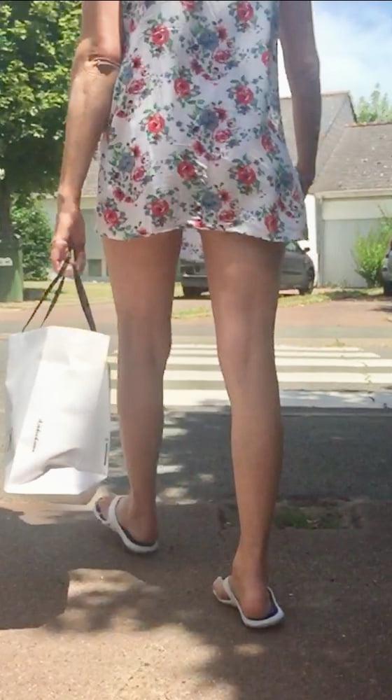 25P Sous la robe exhib nue flashing