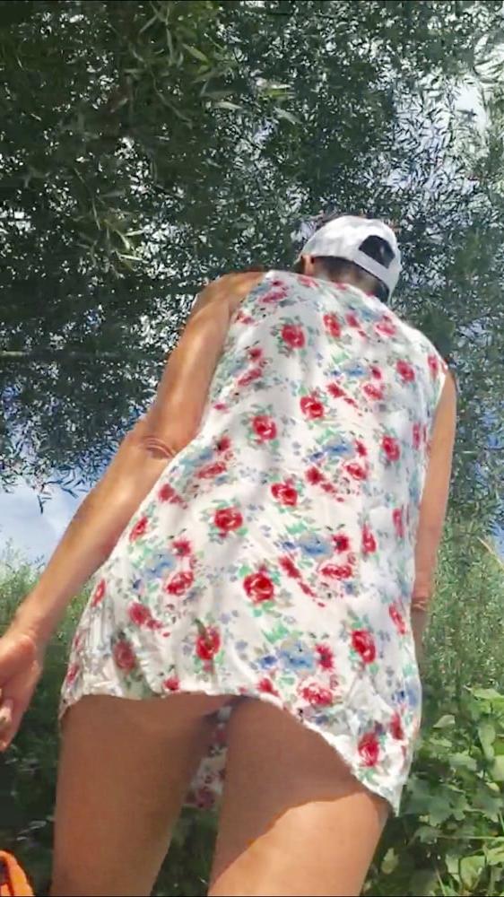 25P Sous la robe exhib nue flashing