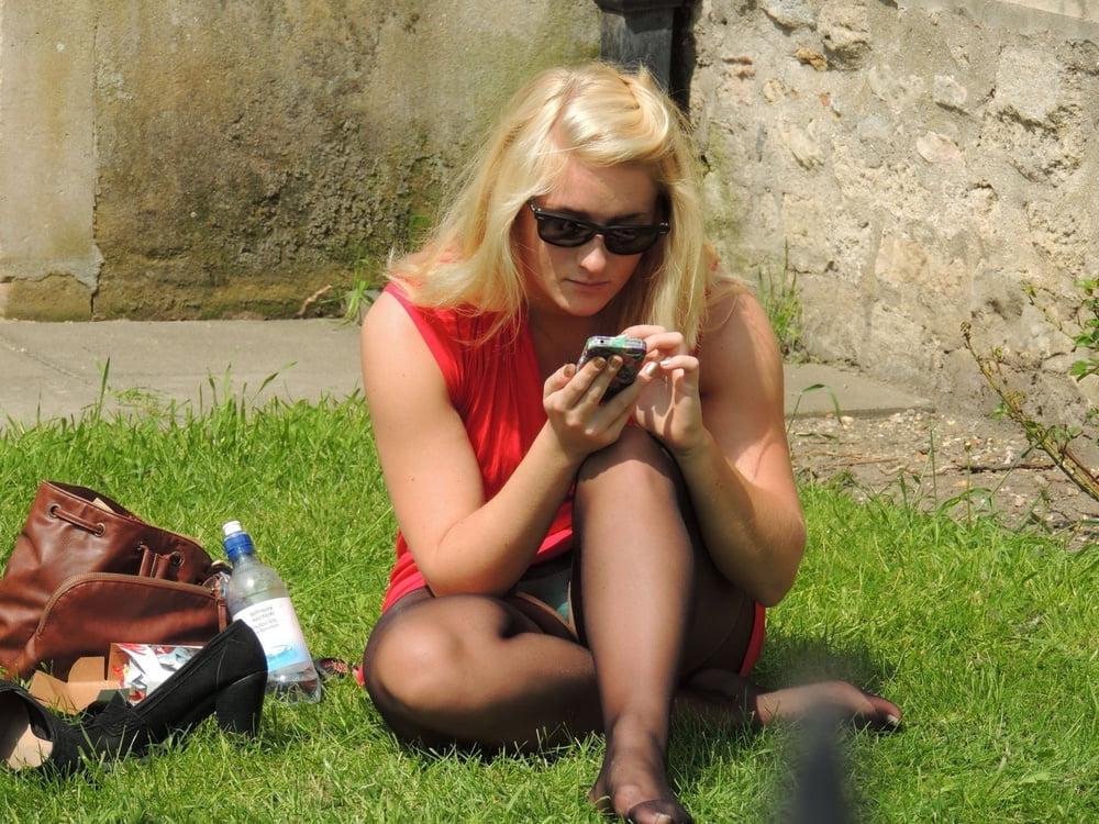 25P Street Pantyhose - UK and Euro Legs Part 1