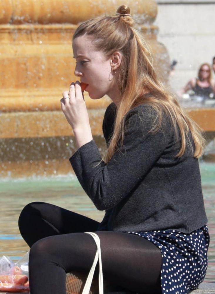 25P Street Pantyhose - UK and Euro Legs Part 1