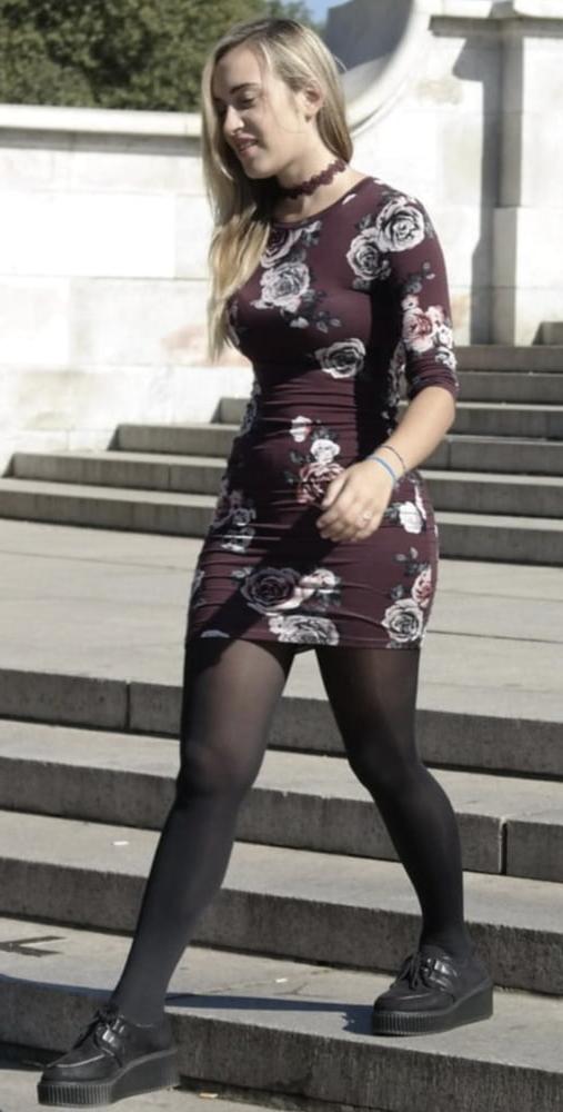 25P Street Pantyhose - UK and Euro Legs Part 1