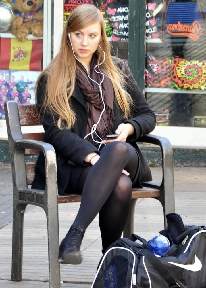 25P Street Pantyhose - UK and Euro Legs Part 1