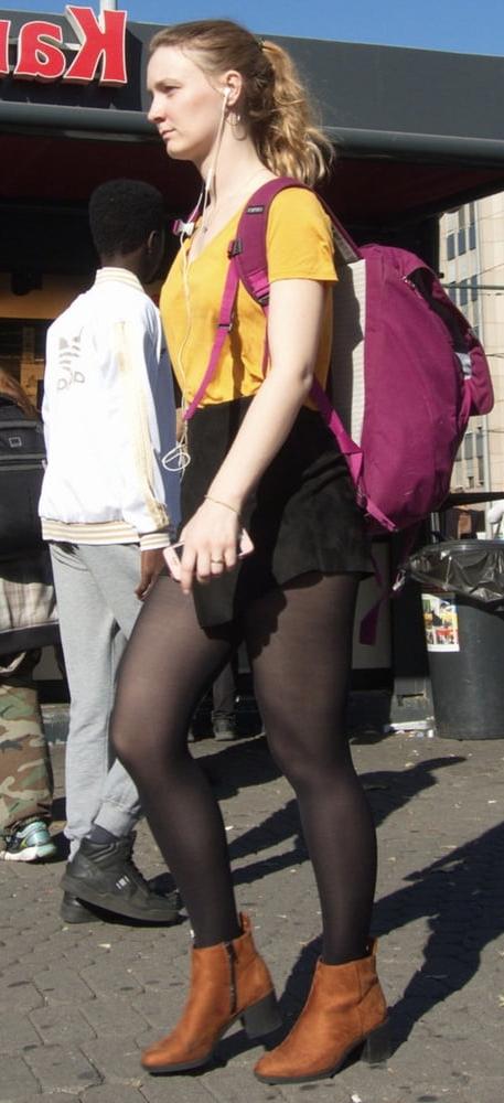 25P Street Pantyhose - UK and Euro Legs Part 1