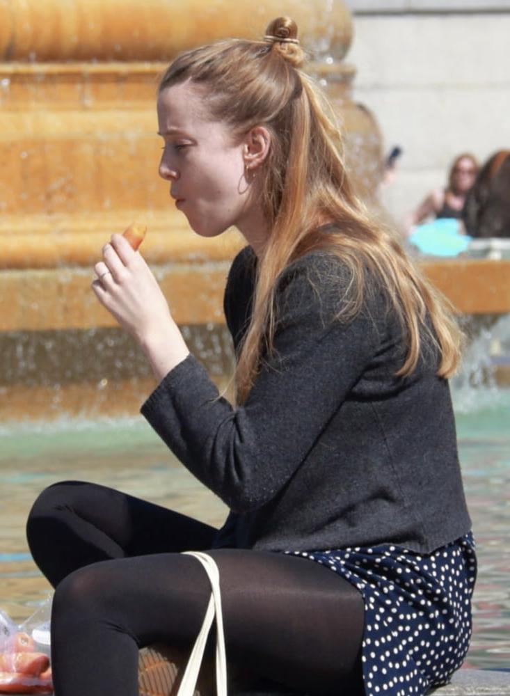 25P Street Pantyhose - UK and Euro Legs Part 1