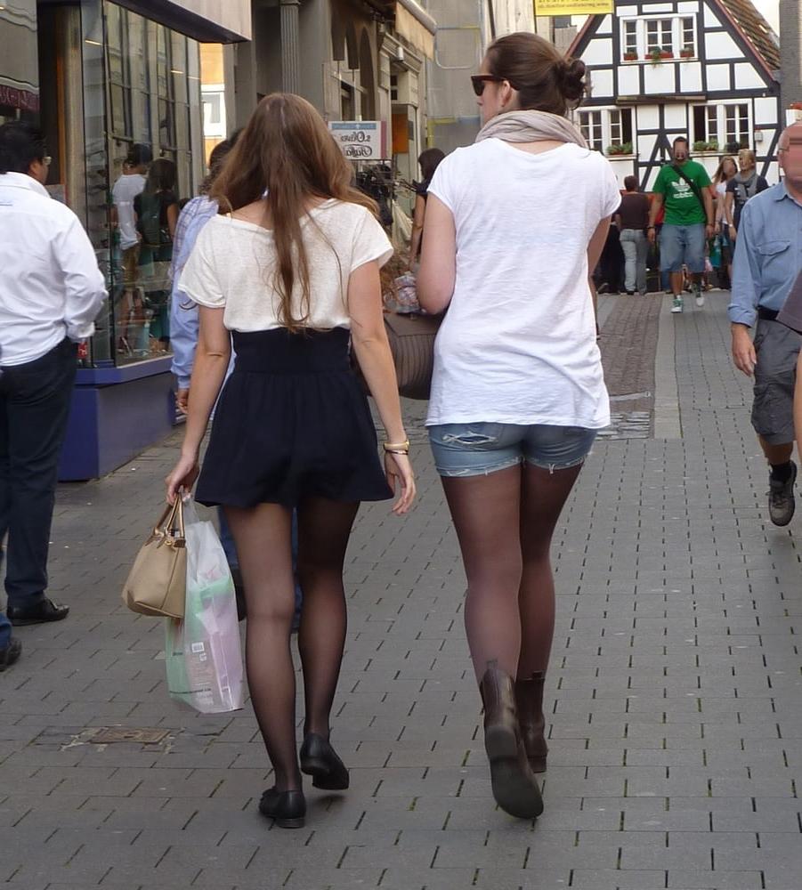 25P Street Pantyhose - UK and Euro Legs Part 1