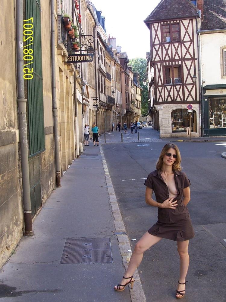 11P Französische MILF blinkt draußen