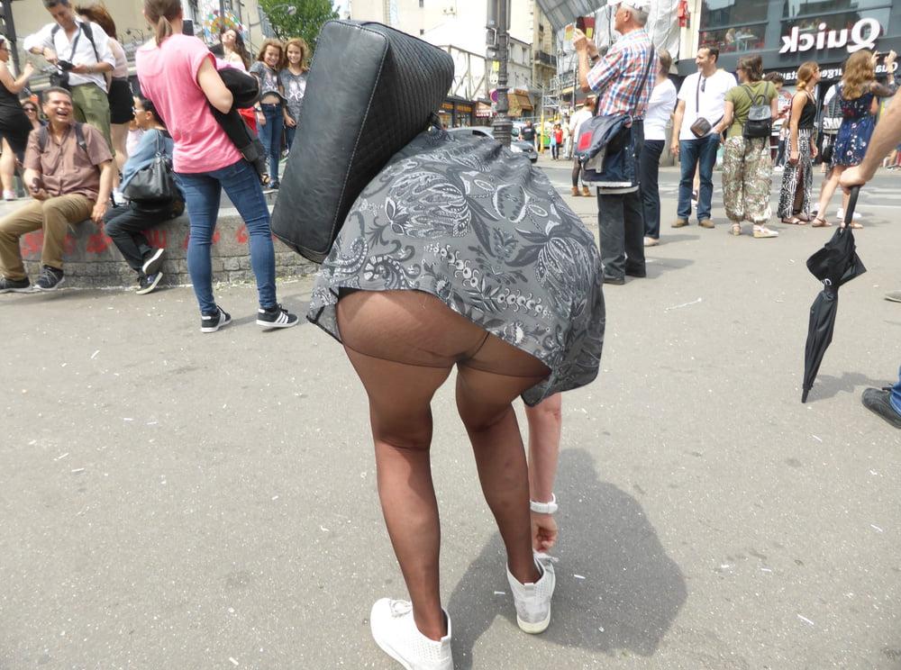 25P Flashing her ass