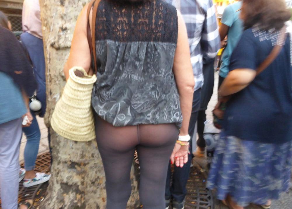 25P Flashing her ass