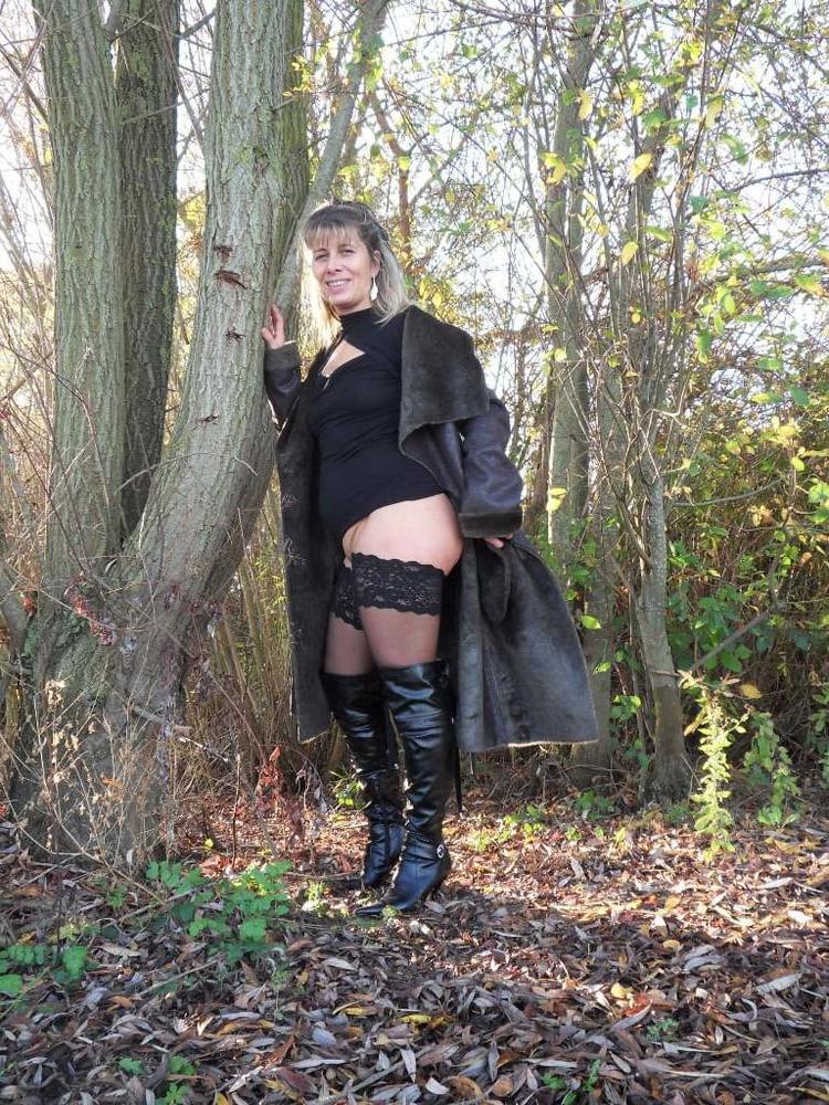15P Lisa Flashing In The Park
