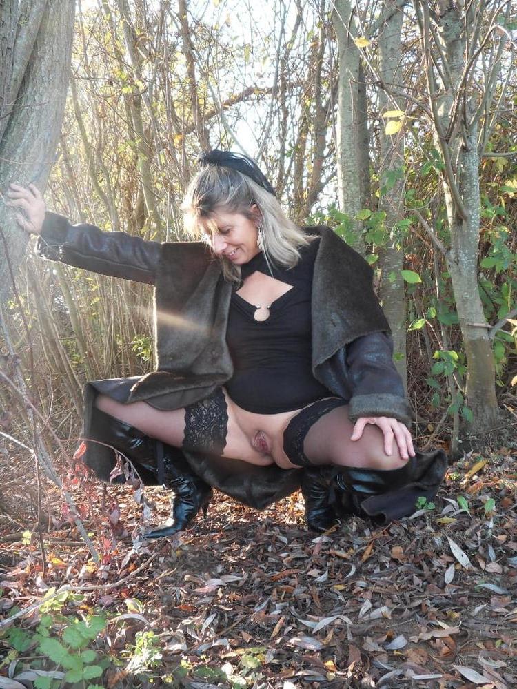 15P Lisa Flashing In The Park