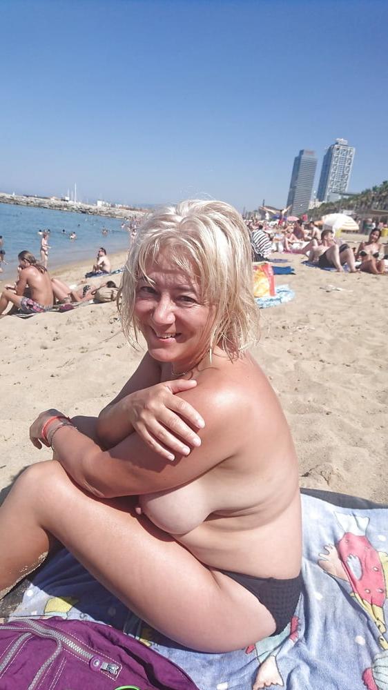 24P Blonde Milf Flashing On The Beach