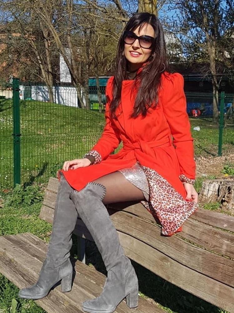 25P hot legs on benches