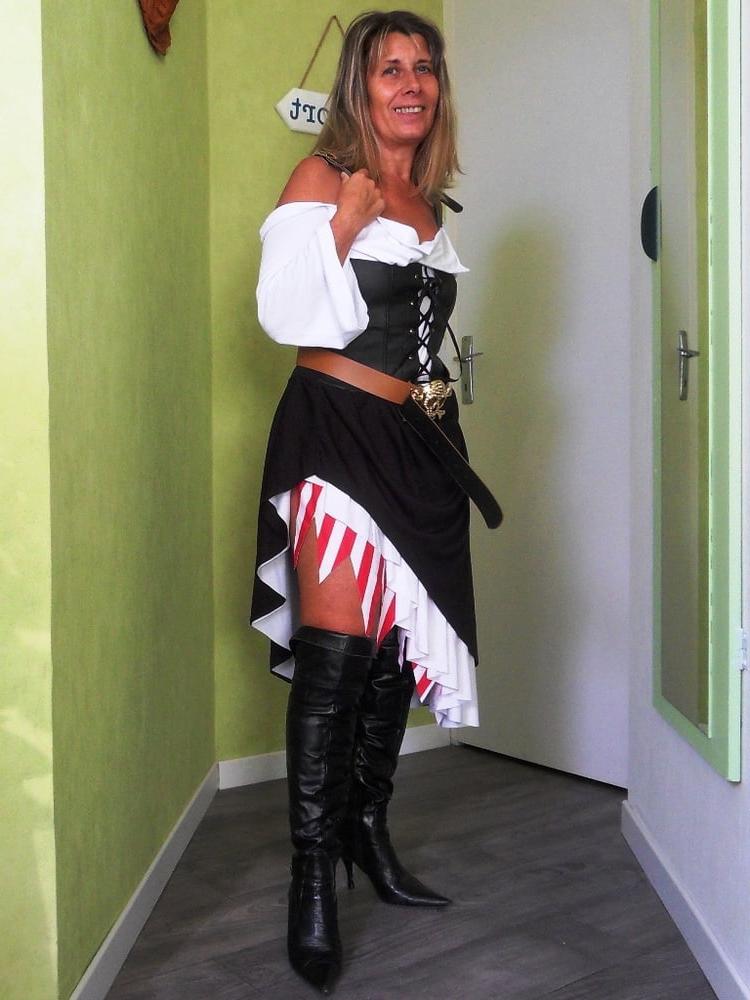 25P Slutty Milf Lisa Flashing Outside
