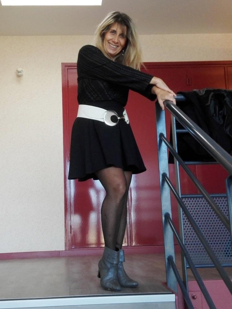 25P Slutty Milf Lisa Flashing Outside