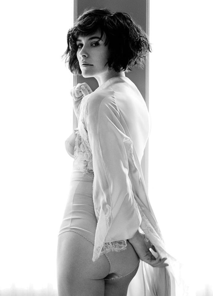 18P Evangeline Lilly Ass &amp; Legs