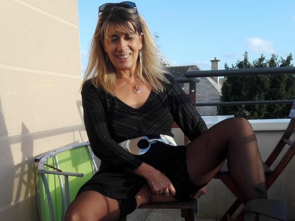 10P Lisa Flashing Outside