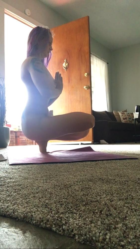 25P Sexy Singer Doing Naked Yoga