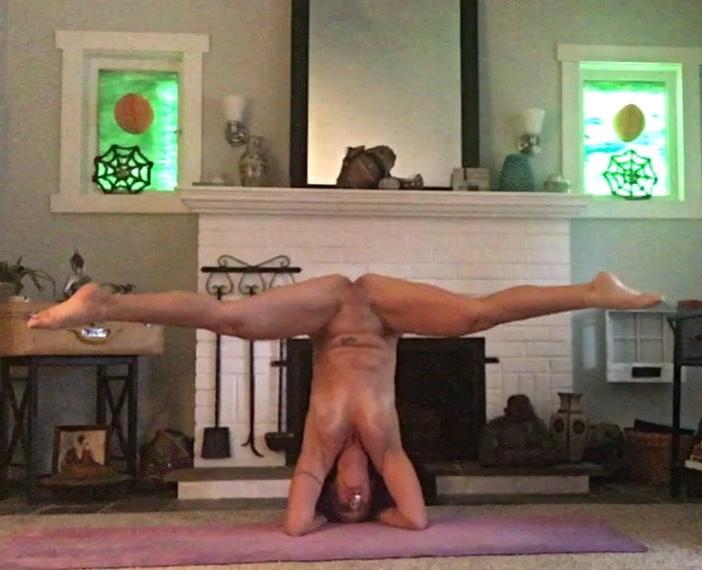 25P Sexy Singer Doing Naked Yoga