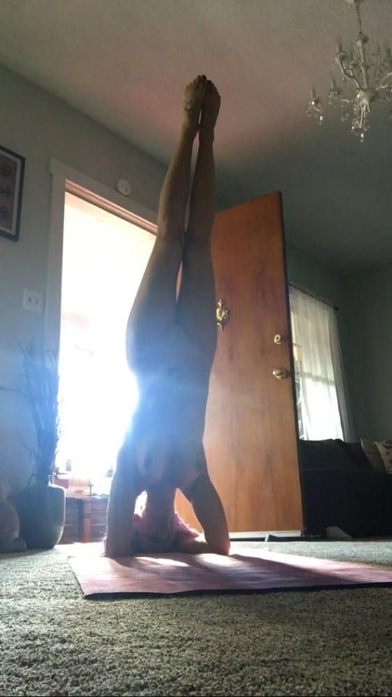 25P Sexy Singer Doing Naked Yoga